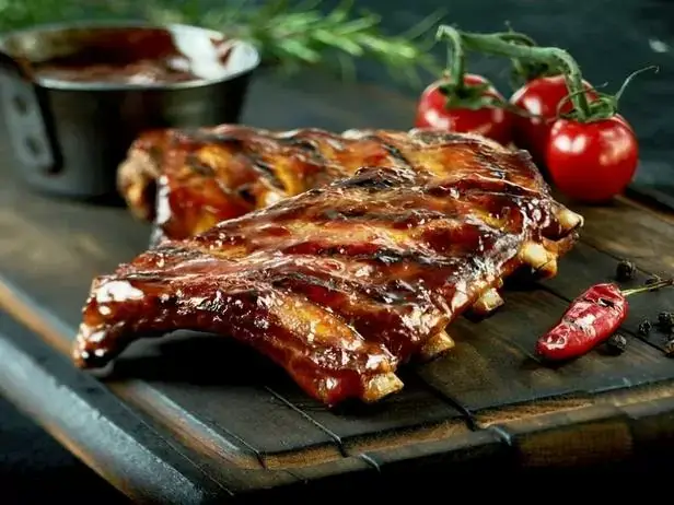 Ребра BBQ 120₴ (Свинячі ребра з соусом BBQ з легким салатом)